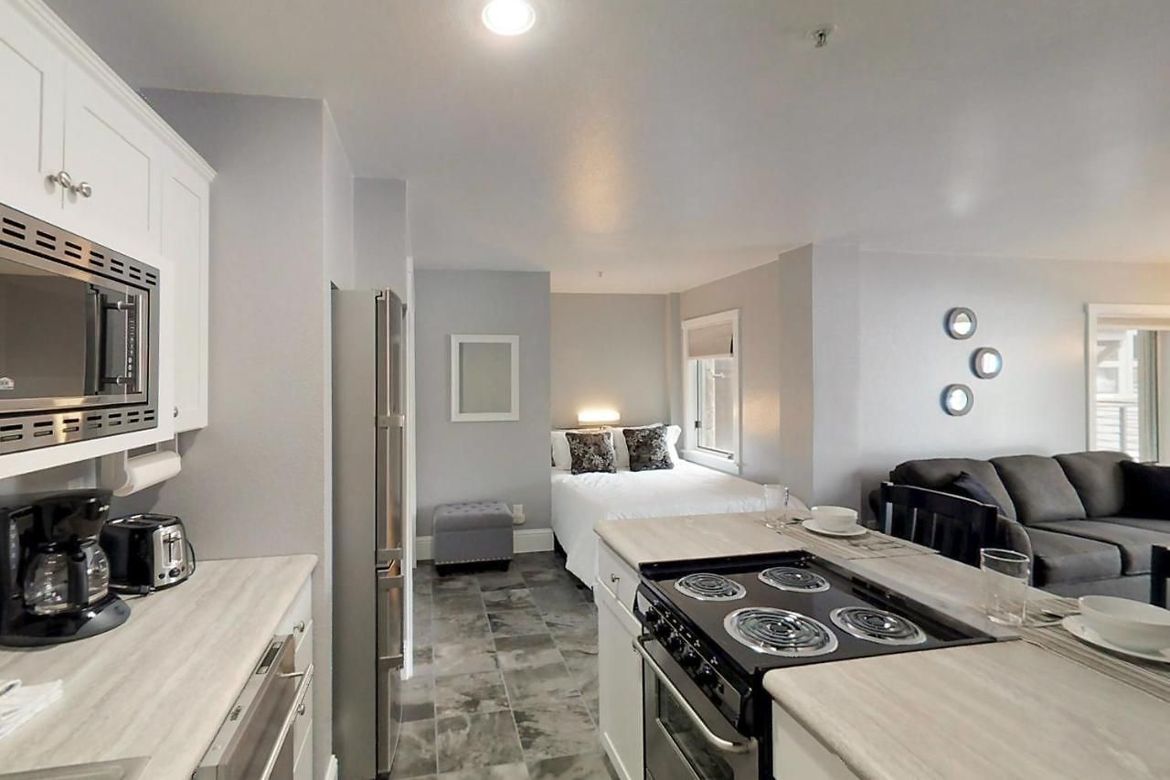 Rocky Mountain Lookout Apartment
