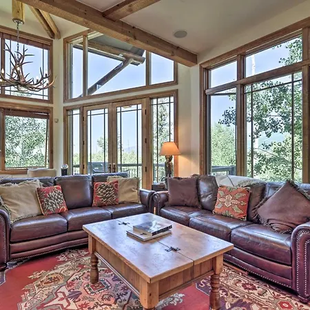 Upscale Ski-in/ski-out Escape W/ Deck + Grill *