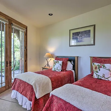 Upscale Ski-in/ski-out Escape W/ Deck + Grill Holiday home