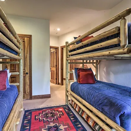 Upscale Ski-in/ski-out Escape W/ Deck + Grill Holiday home