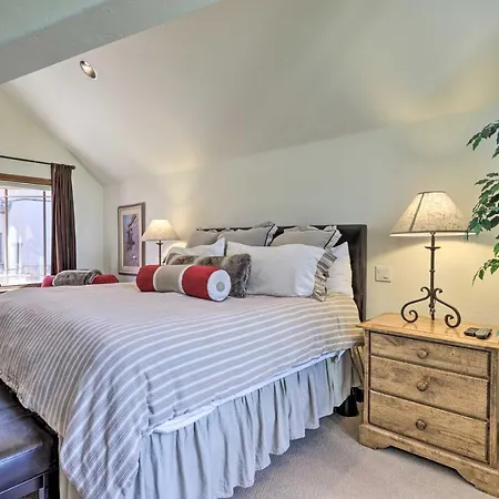 Holiday home Upscale Ski-in/ski-out Escape W/ Deck + Grill *