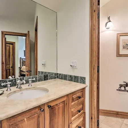 Upscale Ski-in/ski-out Escape W/ Deck + Grill * Telluride