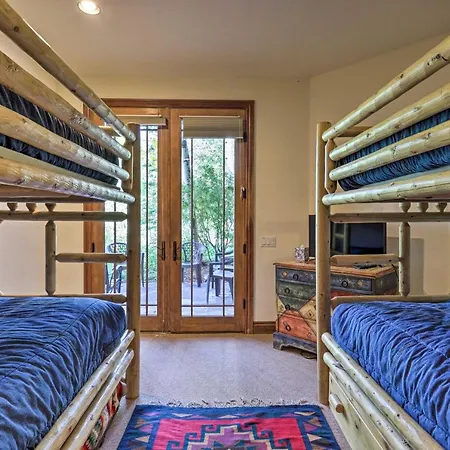 Upscale Ski-in/ski-out Escape W/ Deck + Grill Holiday home *