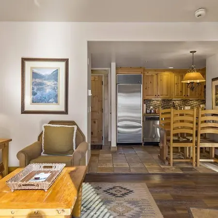 Aparthotel Blue Collar Boutique: Affordable Adventure
