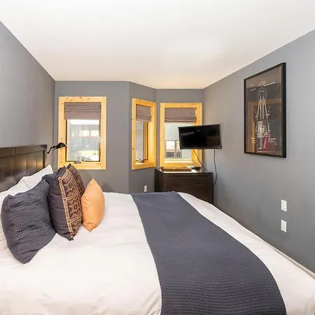 Chic Condo, Short Walk To Lift 7, Covered Parking Apartment *