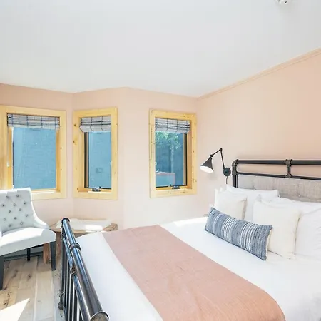 Chic Condo, Short Walk To Lift 7, Covered Parking Apartment