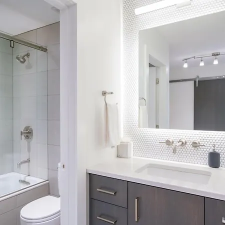 Apartment Chic, Modern - Walk Anywhere Viking 206