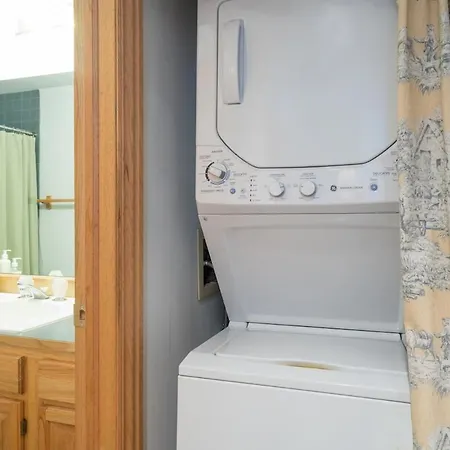 In Out Lift 7! Deck, Hot Tub, Garage Parking Apartment