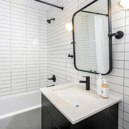 Apartment Chic Condo, Short Walk To Lift 7, Covered Parking *