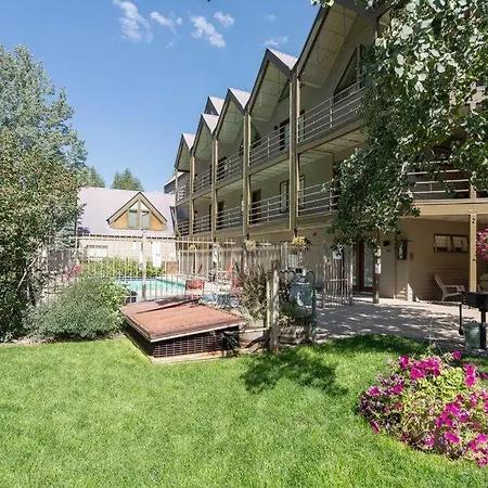 Trip Value! Walk Everywhere, Hot Tub, Floor Apartment *