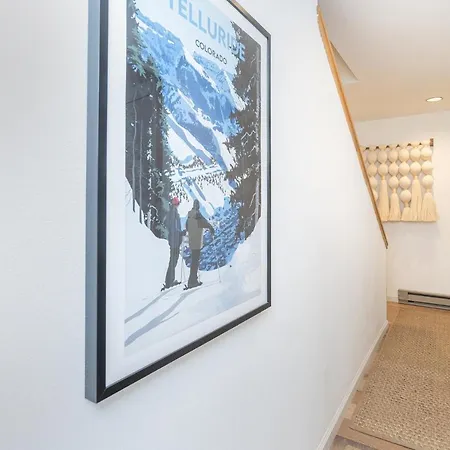 Apartment Chic Condo, Short Walk To Lift 7, Covered Parking *