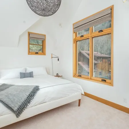 Holiday home Depot Luxury Townhome: Rooftop Hot Tub & Gondola Access