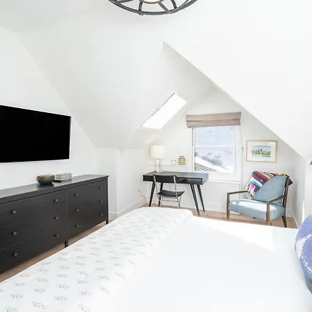 Twin Bricks Mountain Retreat: Historic Luxury Steps From Gondola Holiday home