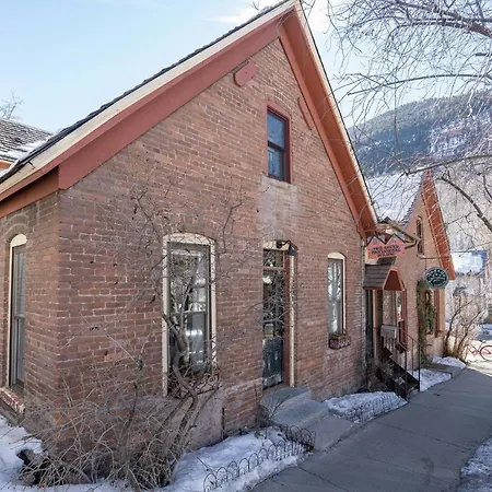 Twin Bricks Mountain Retreat: Historic Luxury Steps From Gondola *