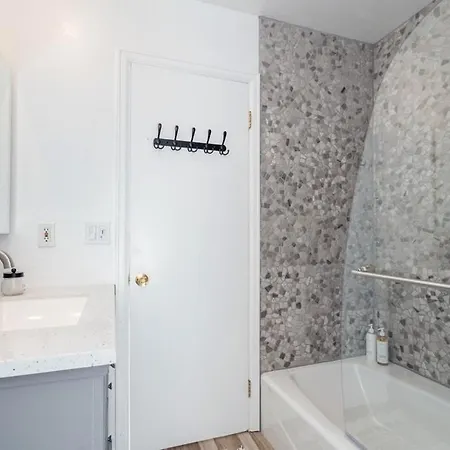Comfort, Style, Short Walk To Town Park & Gondola Apartment