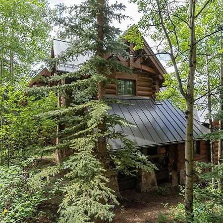 Holiday home New! Chic European Style Cabin, Short Walk To