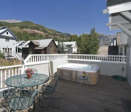 Holiday home Legacy House