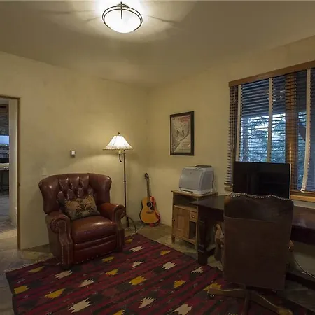 Adams Ranch Retreat - 4 Bedroom + Private Hot Tub *