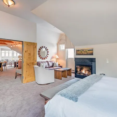 Columbia Penthouse 40-44