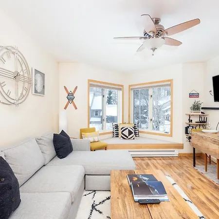 Modern Comfort On River Trail - Mountain Views, Hot Tub *
