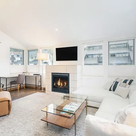 New! Contemporary Style - Hot Tub & 2 Mins Walk To * Telluride
