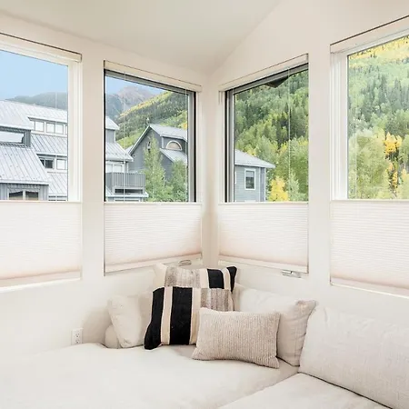 New! Contemporary Style - Hot Tub & 2 Mins Walk To *