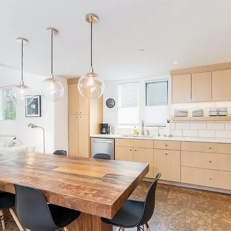 New! Contemporary Style - Hot Tub & 2 Mins Walk To * Telluride