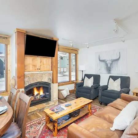 2 Min Walk To Lift 7, Shuttle To Gondola! Hot Tub, Fireplace Apartment *