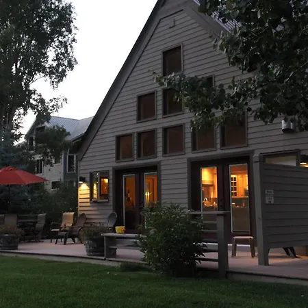 Huge Riverfront Deck, Walk Everywhere - Viking 100a Apartment *