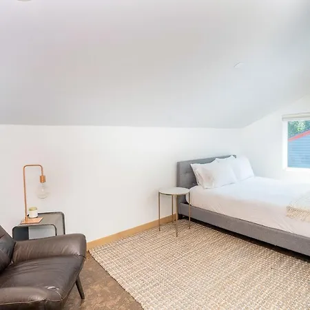 New! Contemporary Style - Hot Tub & 2 Mins Walk To Apartment