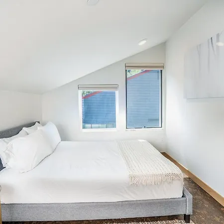 Apartment New! Contemporary Style - Hot Tub & 2 Mins Walk To *