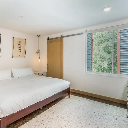 New! Contemporary Style - Hot Tub & 2 Mins Walk To Apartment *