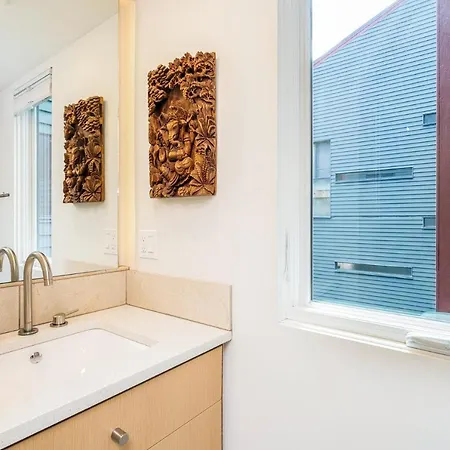 New! Contemporary Style - Hot Tub & 2 Mins Walk To Apartment *