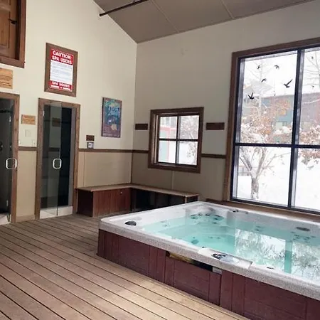 New! Contemporary Style - Hot Tub & 2 Mins Walk To Apartment *
