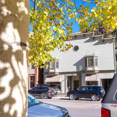 Family Friendly Mainstreet Townhome Apartment