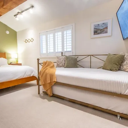 Family Friendly Mainstreet Townhome Apartment *