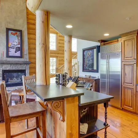Ski-in/ski-out Mountain Village W/ Hot Tub! Holiday home