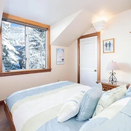 Three Bedroom Boasts Great Views Of The Area! Holiday home