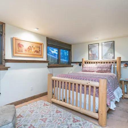 Renovated Close To Lift 7 And The Grocery Store Holiday home