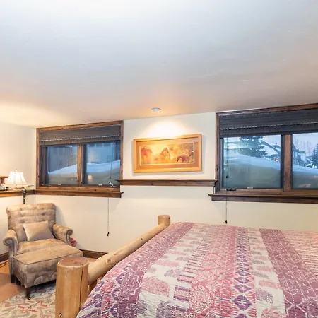 Renovated Close To Lift 7 And The Grocery Store *