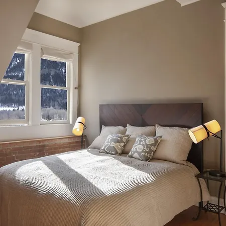 Ajax Loft Apts *