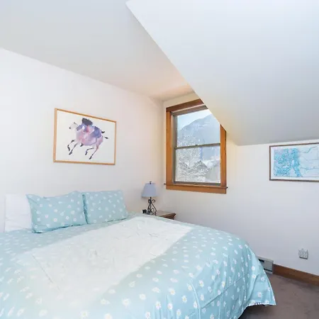 Three Bedroom Boasts Great Views Of The Area! Holiday home
