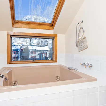 Holiday home Three Bedroom Boasts Great Views Of The Area!