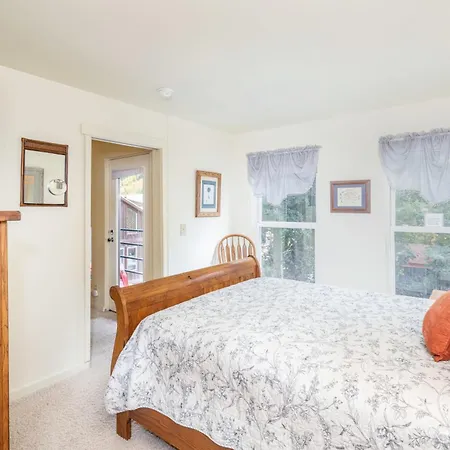 Cozy Two Bedroom In The Middle Of It All! *