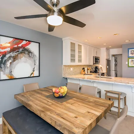 In Out 2nd Floor Sweetly Updated Holiday home *