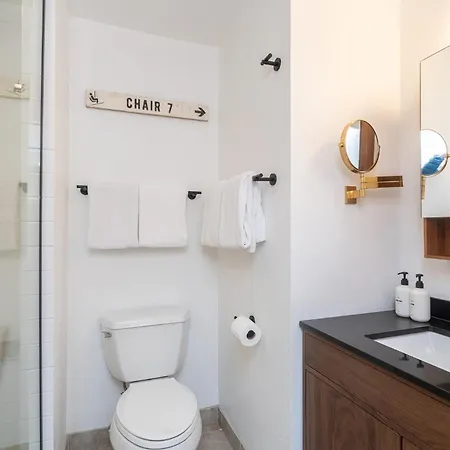 Chic Condo, Short Walk To Lift 7, Covered Parking *