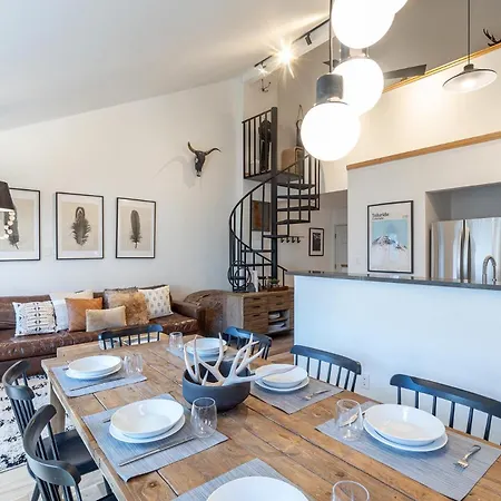 Chic Condo, Short Walk To Lift 7, Covered Parking Apartment