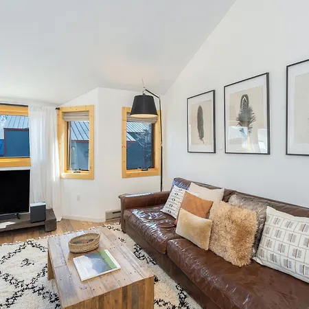 Apartment Chic Condo, Short Walk To Lift 7, Covered Parking