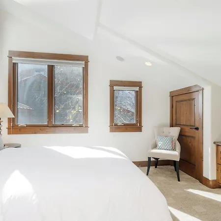 Walk To Festivals! Windows, Fireplace, Hot Tub Apartment *