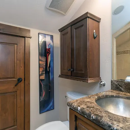 Walk To Festivals! Windows, Fireplace, Hot Tub Apartment
